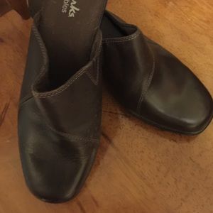Clark’s Bendables Brown leather slip on clogs